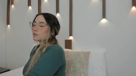 A N T O N E L L A  online show from January 2025 12:16:01 PM