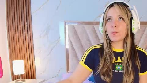 My name is Andrea  thumb up me please its important online show from February 2026 08:40:01 PM