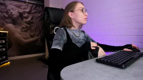 Snapshot of aphexqueen chatting on November 2025 05:17:01 AM APHEX QUEEN online show from November 2025 05:17:01 AM