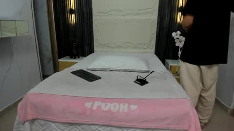 Snapshot of apolo_jonnes chatting on April 2026 02:01:01 AM online show from April 2026 02:01:01 AM