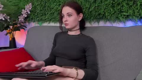 Snapshot of aprilavery chatting on March 2025 10:32:01 PM April online show from March 2025 10:32:01 PM