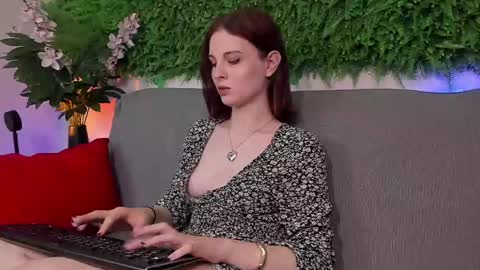 Snapshot of aprilavery chatting on March 2025 10:24:01 PM April online show from March 2025 10:24:01 PM