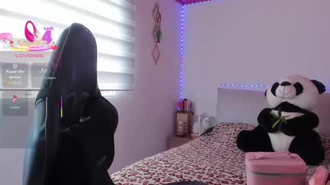 Arenne    online show from October 2025 07:01:02 PM