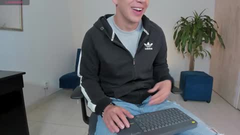 Snapshot of ares_johnsonn chatting on October 2025 03:24:01 PM Ares online show from October 2025 03:24:01 PM