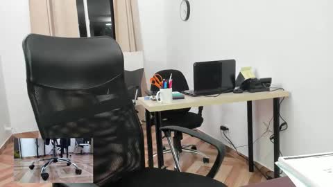 Snapshot of ari_bastett chatting on November 2025 12:42:01 AM Ariana online show from November 2025 12:42:01 AM