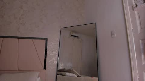 Ari Wilde online show from April 2026 12:44:02 PM