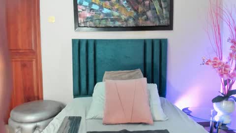 Snapshot of ariadnaholt chatting on November 2025 02:15:01 PM AriadnaHolt online show from November 2025 02:15:01 PM