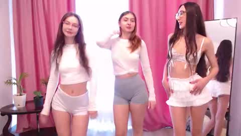 Snapshot of ariella_meow246 chatting on February 2026 07:12:01 AM Ariella online show from February 2026 07:12:01 AM