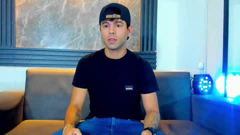 Aroon   online show from December 2025 07:40:02 PM