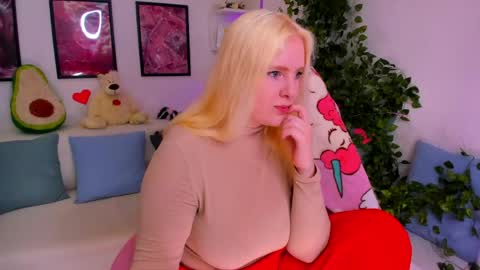 art_lovee_ online show from April 2026 01:11:02 AM