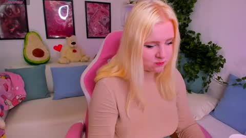 art_lovee_ online show from April 2026 01:00:01 AM