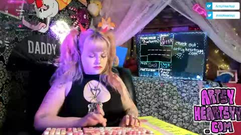 Snapshot of artsyheartsyy chatting on April 2026 01:19:02 AM ArtsyHeartsyy online show from April 2026 01:19:02 AM