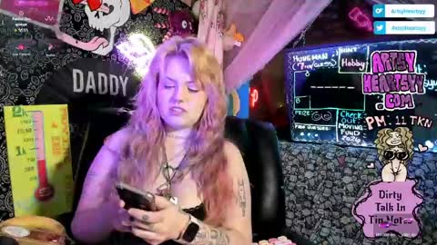 Snapshot of artsyheartsyy chatting on April 2026 01:34:01 AM ArtsyHeartsyy online show from April 2026 01:34:01 AM