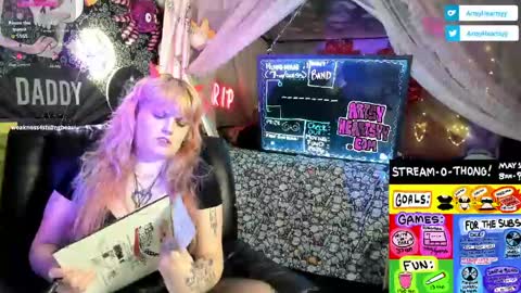 Snapshot of artsyheartsyy chatting on May 2026 02:16:01 AM ArtsyHeartsyy online show from May 2026 02:16:01 AM