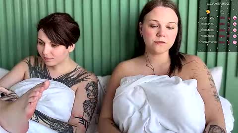 Snapshot of arya_stark7 chatting on September 2025 09:43:02 AM Arya brunett and Cassie blond online show from September 2025 09:43:02 AM