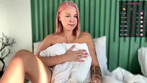 Snapshot of arya_stark7 chatting on December 2025 01:11:02 AM Arya brunett and Cassie blond online show from December 2025 01:11:02 AM