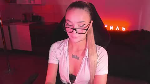Mila online show from May 2026 04:52:01 AM