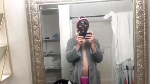 Snapshot of ashtongates chatting on April 2026 03:54:01 PM Ashton online show from April 2026 03:54:01 PM