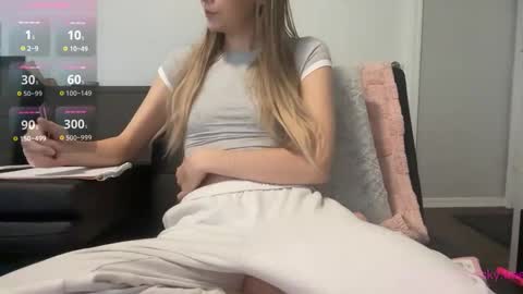 Snapshot of astrid_sky chatting on November 2025 06:32:01 PM Astrid Sky online show from November 2025 06:32:01 PM