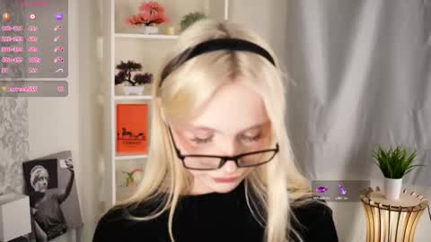 Snapshot of astridweickum chatting on November 2025 04:18:02 PM Kate online show from November 2025 04:18:02 PM