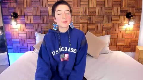 Snapshot of atheena__ chatting on April 2026 01:23:01 PM Athenea online show from April 2026 01:23:01 PM