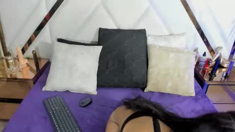 Monii Yi online show from September 2025 05:20:02 AM