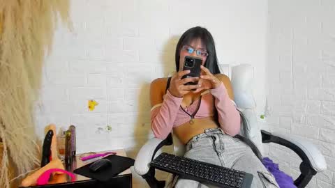 Monii Yi online show from November 2025 06:34:02 AM