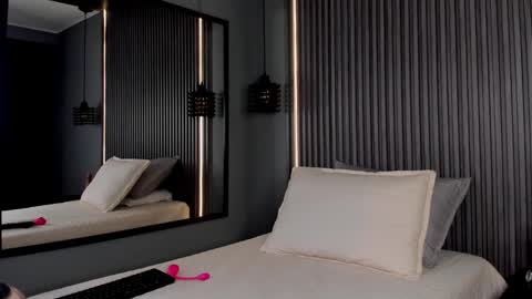 Aura online show from January 2025 07:00:02 PM