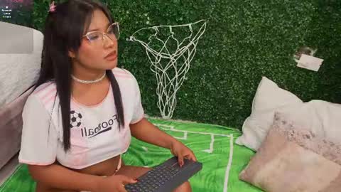 aurora_cruz online show from June 2026 08:19:02 PM