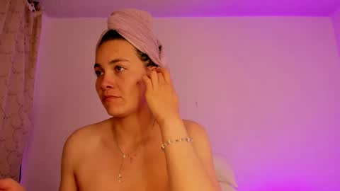 aurora_divine online show from May 2026 06:58:01 PM