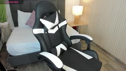 A U R O R A online show from December 2024 08:00:02 AM