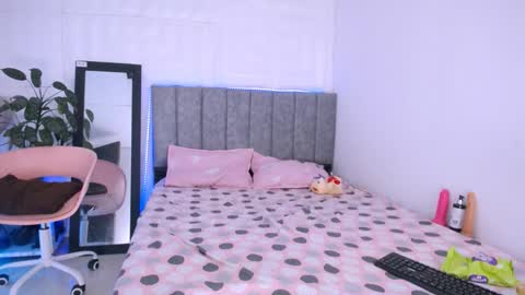 INSTAGRAM AURORA MCRY online show from October 2025 06:14:02 AM