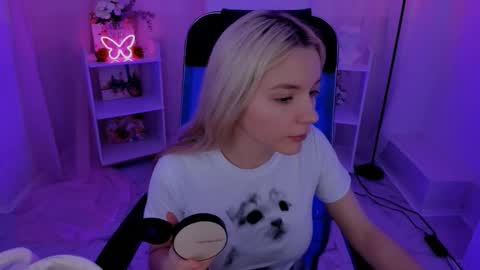 aurorawrenfield online show from September 2025 04:40:01 PM