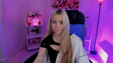 aurorawrenfield online show from September 2025 10:39:02 AM