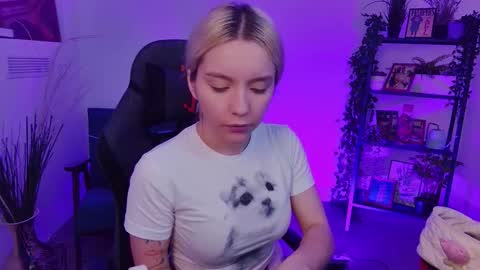 aurorawrenfield online show from September 2025 04:38:02 AM