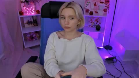 aurorawrenfield online show from November 2025 10:03:01 AM