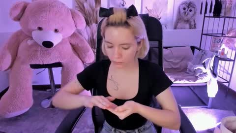 aurorawrenfield online show from December 2025 04:40:02 AM