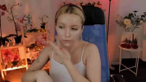 aurorawrenfield online show from January 2026 05:01:01 AM