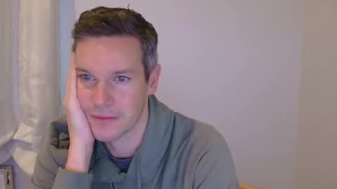 Snapshot of aussiesurfer0000 chatting on February 2025 09:30:01 PM aussiesurfer0000 online show from February 2025 09:30:01 PM