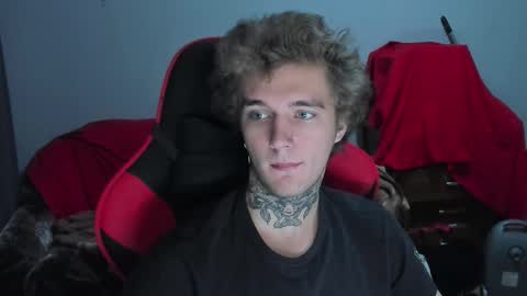 Snapshot of austen_milker chatting on November 2025 03:22:01 PM Austen online show from November 2025 03:22:01 PM