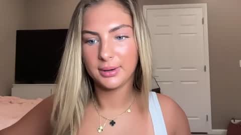 Snapshot of av3ryyyy chatting on July 2026 01:14:02 PM Avery online show from July 2026 01:14:02 PM