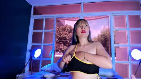 avawhiite online show from May 2026 05:19:02 PM