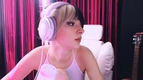 Avriel online show from February 2026 04:44:01 AM