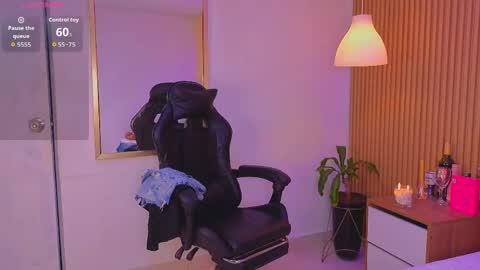 Snapshot of avis_lara chatting on May 2026 10:07:01 PM AVIS online show from May 2026 10:07:01 PM