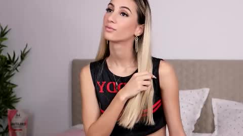 Snapshot of awalynch chatting on October 2025 03:28:01 AM awalynch online show from October 2025 03:28:01 AM