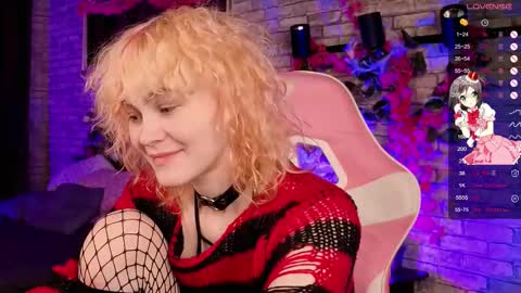 Snapshot of awawrin chatting on December 2025 09:00:01 PM Awi online show from December 2025 09:00:01 PM