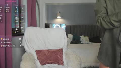 Jolie online show from October 2025 10:23:02 AM