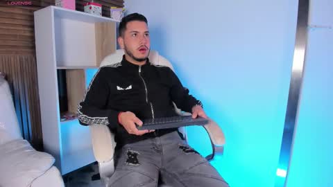 axel_grey_ online show from September 2025 12:32:01 PM