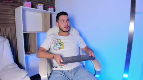 axel_grey_ online show from October 2025 12:13:02 PM