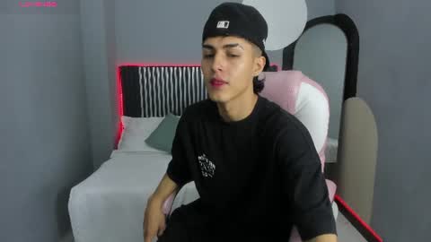 A X E L  online show from June 2026 08:00:02 PM